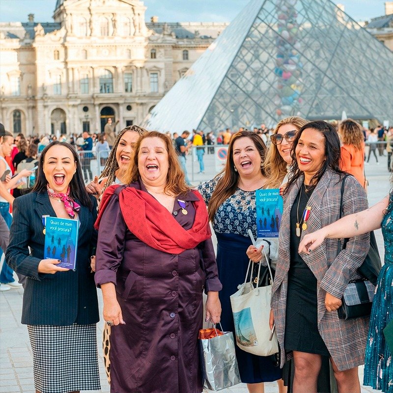 Kátia e mulheres empreendedoras no Louvre, Paris