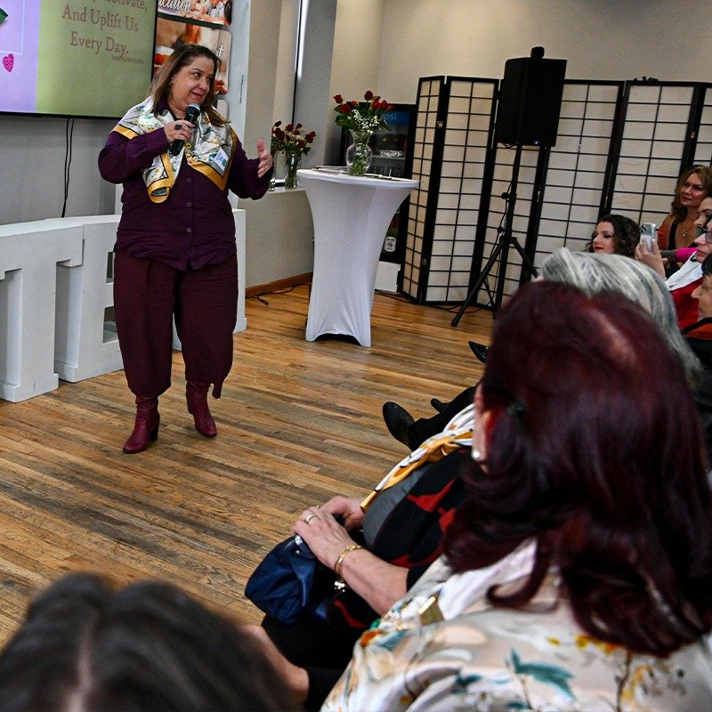 Kátia palestrando em evento em Nova York